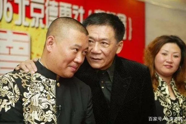 郭德纲写悲情诗句悼念侯耀文，发师父照片，撞脸哪位徒弟？