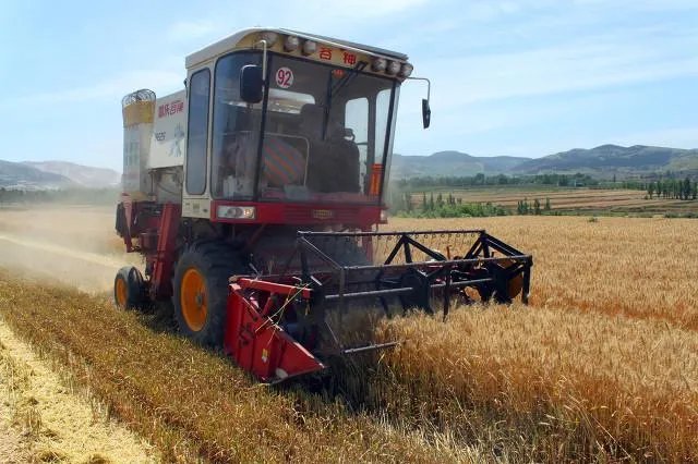 莫言开收割机是宣传农业的发展,还是炒作?