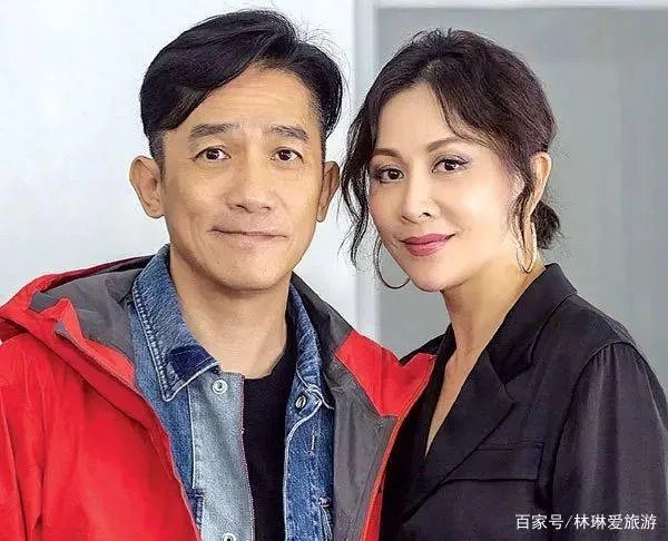 梁朝伟罕见秀恩爱，老夫老妻背影超温馨。你怎么看呢？