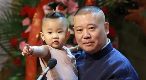 郭德纲小儿子豪宅内开车，脸颊圆润手戴大金镯，指挥他人少爷派足，怎么看？