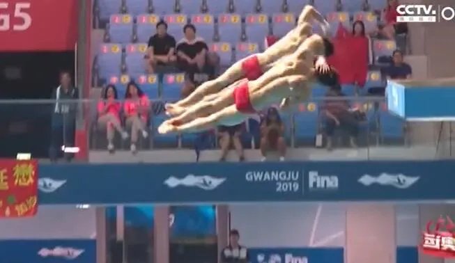 曹缘陈艾森男子双人10米台摘银 赛后曹缘向陈艾森说对不起是怎么回事