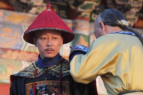 和中堂有一独子，名叫丰绅殷德，他为什么不姓和呢？