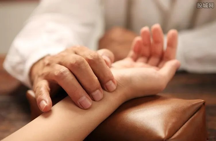 流浪汉变成神医 七旬老人扮神医无行医资质只为骗钱