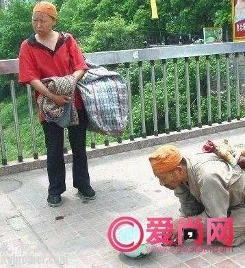 西单磕头王的网友热议