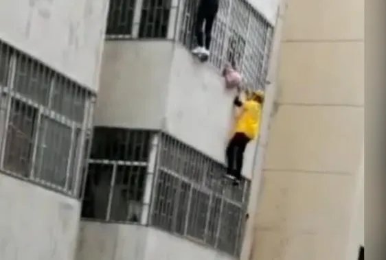 河南女童被卡防盗窗，外卖小哥徒手爬楼救下，你遇到此事会怎么做？