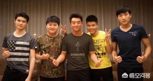 RNG仅有三人录制天天向上，蔡徐坤粉丝发放RNG宣传资料，你怎么看？