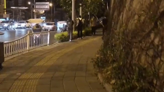 冯绍峰牵着赵丽颖散步自觉走外侧，有没有酸到网友？