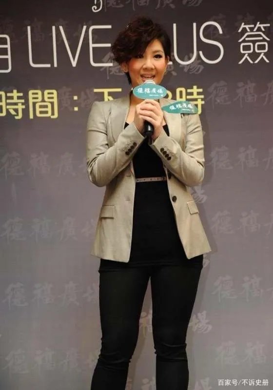 短发造型再配上什么裤子，让郑欣宜看起来只有120斤？