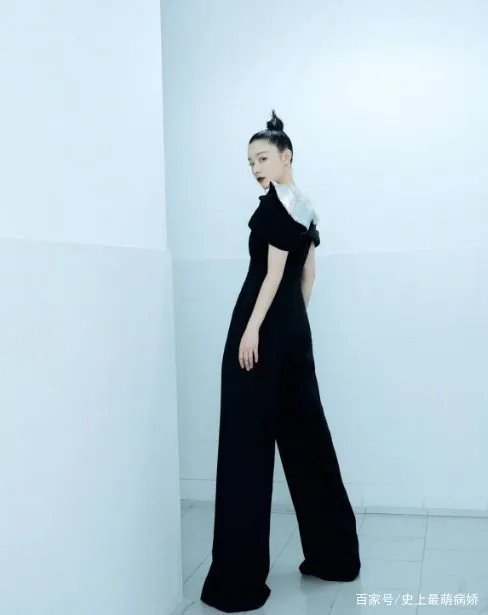 阚清子越来越会穿，一袭蝴蝶袖V领礼服裙，有时尚感吗？