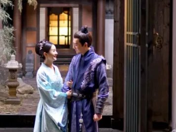 冯绍峰牵着赵丽颖散步自觉走外侧，有没有酸到网友？