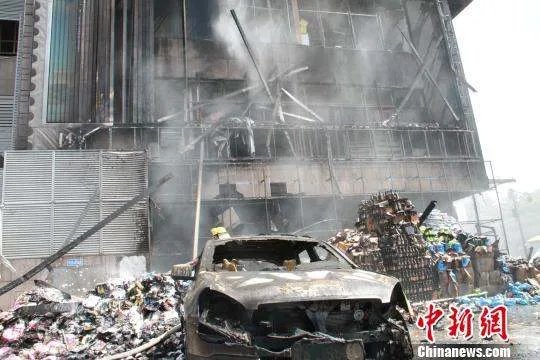 哈尔滨一轿车坠沟起火烧成空架，现场有无造成人员伤亡？