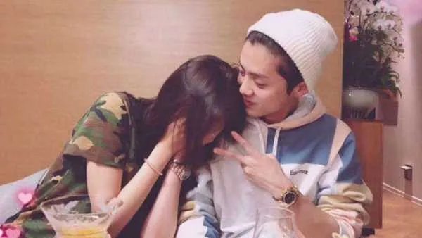 关晓彤鹿晗深夜激吻被拍，关晓彤对此作何回应？