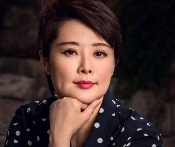 金巧巧被曝秃顶戴假发，疑似袁立曝光的，她二人是什么关系？