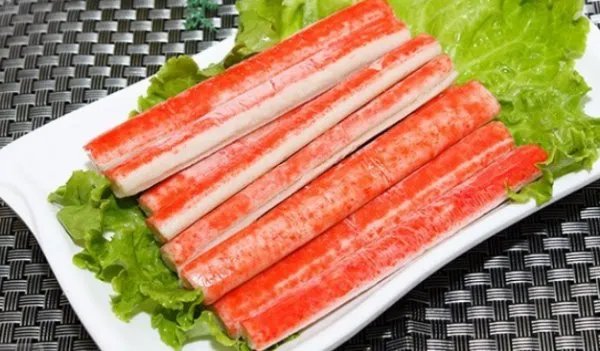 一般吃火锅时涮的蟹棒,它的主要原材料是什么？