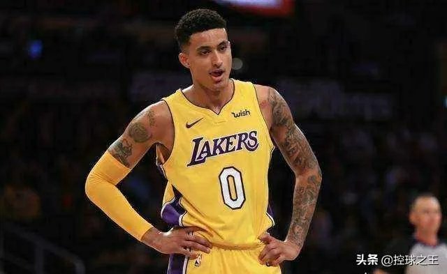 美媒爆出库兹马与前女友复合，并且坐在了斯台普斯场边，而球迷直呼太火辣，你怎么看？