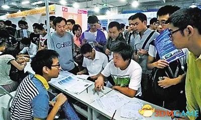 90后在父母陪同下应聘 递完简历一言不发玩手机