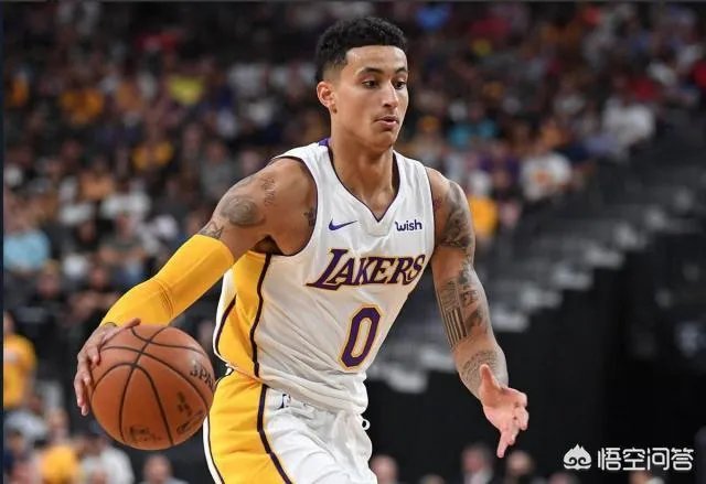 美媒爆出库兹马与前女友复合，并且坐在了斯台普斯场边，而球迷直呼太火辣，你怎么看？