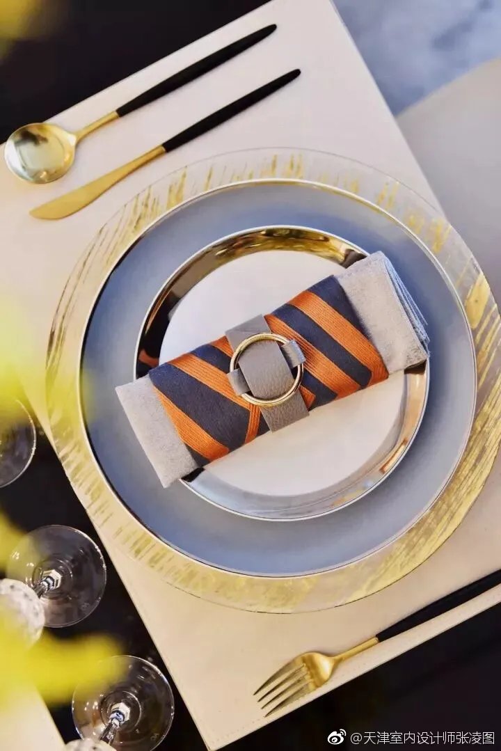 轻奢视觉空间系列2，中性色调的硬装搭配大量的金色配饰，通过蓝...