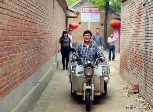 如何看待大衣哥朱之文家门被村民踹开?