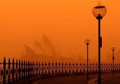 敦煌莫高窟因强沙尘暂停开放，沙尘天气对人们的生产生活带来了哪些影响？