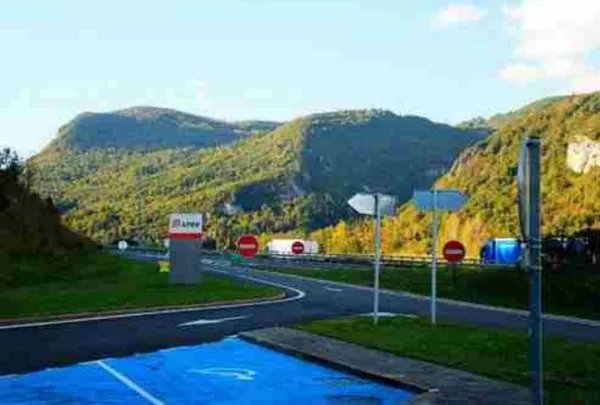 丈夫将妻子忘在服务区是什么情况？