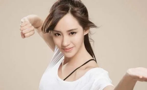 王智和王丽坤都是没有经验的人，为何只有王智淘汰了？