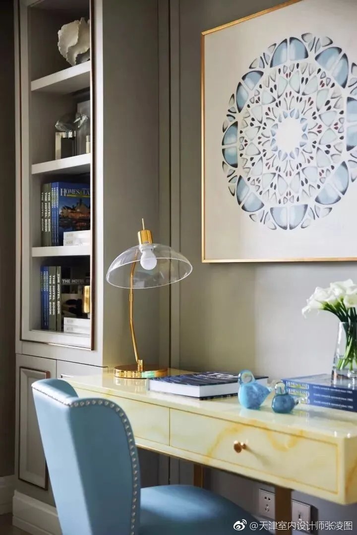 轻奢视觉空间系列2，中性色调的硬装搭配大量的金色配饰，通过蓝...