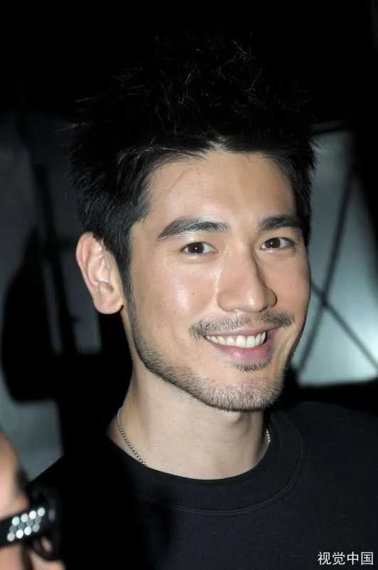 如何看待高以翔去世后女友每年为其庆生冥诞这件事呢？