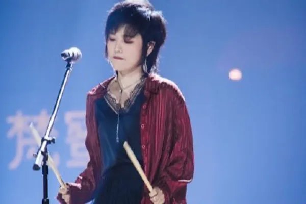 许飞因p图事件惹争议而道歉，如何看待她这一系列的行为？