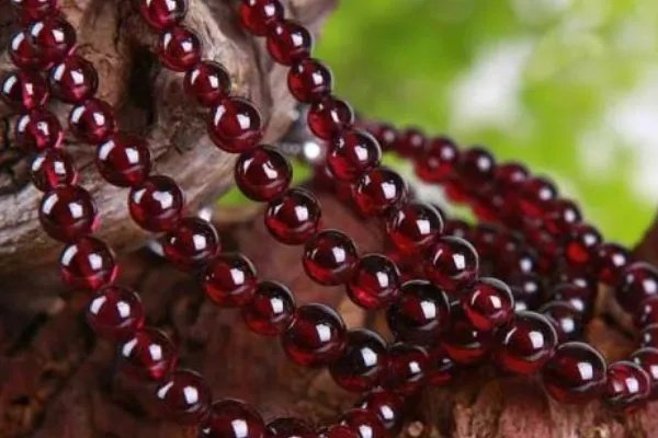 石榴石戴哪只手比较好？有什么说法么？