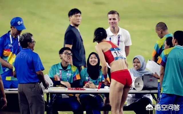 中国撑杆跳女神李玲夺冠后，明目张胆的给裁判和工作人员发糖，对此你怎么看？