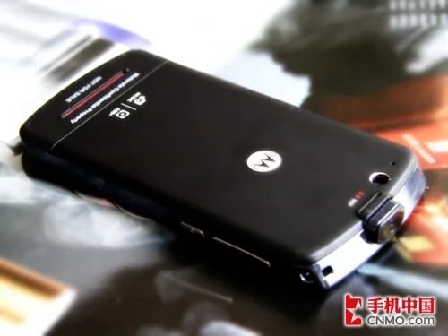 魔幻键盘超另类操作 摩托罗拉E8热卖中