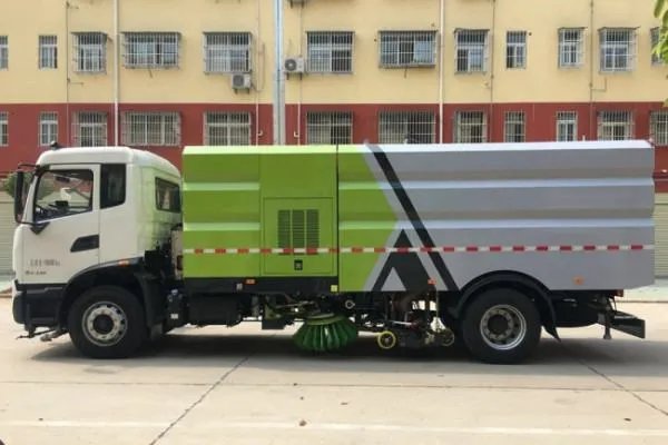 哪里购买扫路车，可以清扫各个区域的多功能扫路车厂家在哪