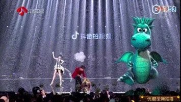 怎么看待江苏卫视跨年晚会中洛天依与薛之谦合唱的《达拉崩吧》？