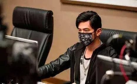 丁俊晖网吧玩游戏上热搜，娱乐圈有哪些喜欢“泡网吧”的艺人？