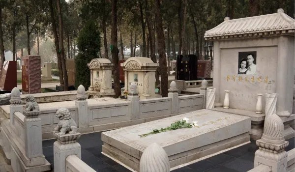 侯宝林，侯耀文两父子的坟墓有什么样的差别？