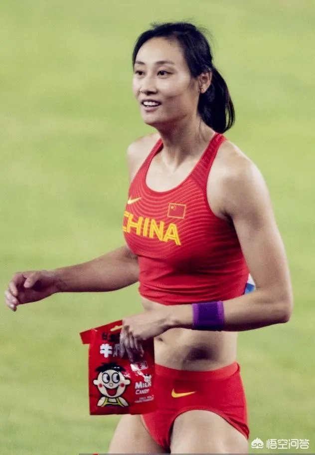 中国撑杆跳女神李玲夺冠后,明目张胆的给裁判和工作人员发糖,对此你怎么看?