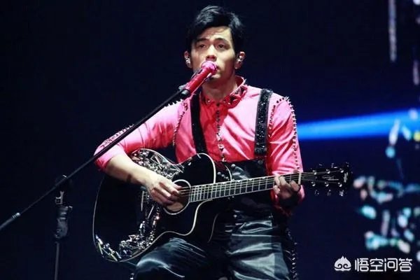 周杰伦和薛之谦相比，你觉得谁更厉害呢？为什么？