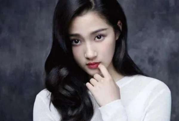 关晓彤称自己不能平衡粉丝和工作室关系，对于明星来说，这两者哪个更重要？