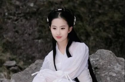 “小龙女”刘亦菲出席活动，身穿特色旗袍真的好看吗？