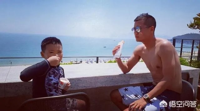 恒大黄博文带娃去旅游，六一节享受美食与海滩，你是怎么看的？
