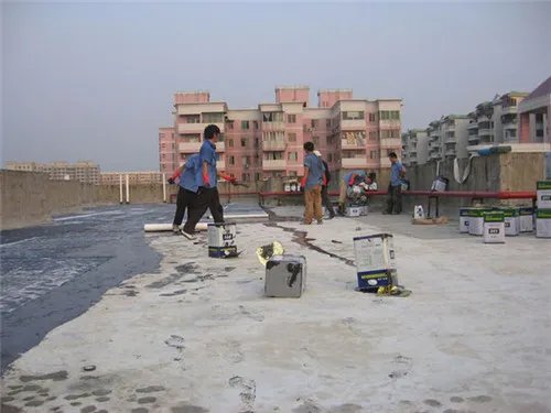 专业顶楼防水补漏价格贵不贵  如何解决屋顶漏水问题