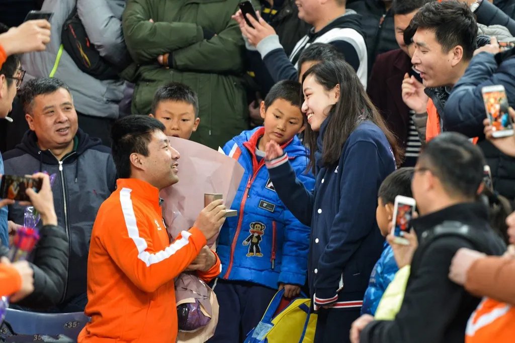 鲁能球迷看台求婚浪漫吧？