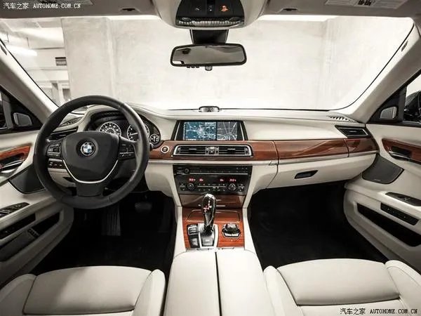 奔驰和宝马开起来有什么区别？