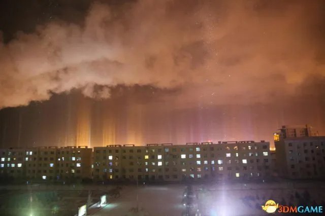 组图：内蒙古现罕见“日柱”现象 城市夜空如梦如幻