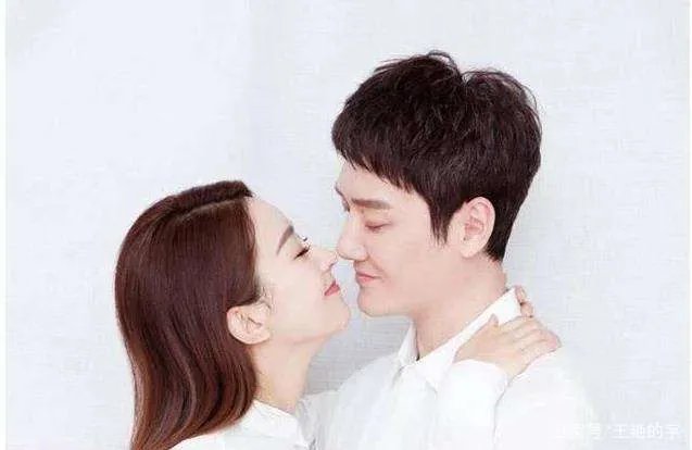 冯绍峰牵着赵丽颖散步自觉走外侧，有没有酸到网友？