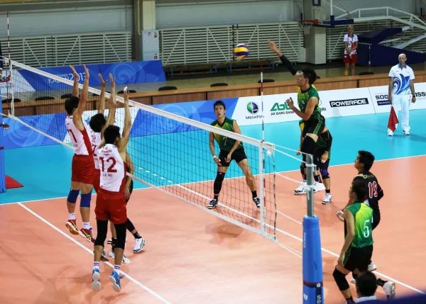 排球比赛中，在某种情况的时候。排球可以用脚踢吗？