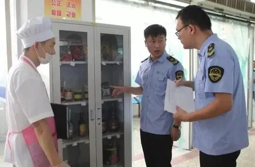 河北一家长反映食堂卫生问题被拘，校方对此事做出了什么回应？