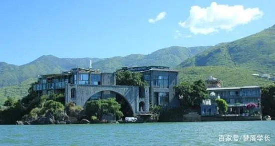 杨丽萍的豪华宫殿被查，内部肮脏不堪，网友直呼封的好，究竟咋回事？