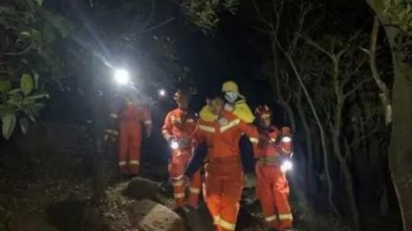 驴友爬山受伤，消防员翻越5个山头历经8小时营救，如何评价消防员们？